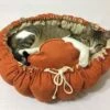 KORA Hondenmand -Kitten Bed – Kat Bed – Kattenbed -niet Allergisch- Honden Mand – HAND MADE – Hondjes – 100 Cm – Fluffy – Kattenmand -Omkeerbaar – Super Zacht – Hondenkussen – Mand – Hond – Kat – Antislip – Maat XL – Honden Bed – Kussen
