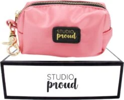 Studio Proud – Poepzakjes Dispenser Voor Honden – Houder Voor Hondenpoepzakjes – Satijn Roze – Goudkleurige Accenten – Bijpassende Riem Mogelijk